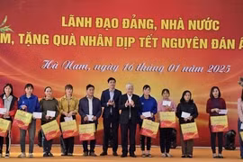 Chủ tịch Ủy ban Trung ương MTTQ Việt Nam Đỗ Văn Chiến thăm, tặng quà Tết tại Hà Nam
