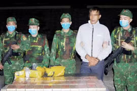 Bắt quả tang đối tượng vận chuyển 32 bánh heroin tại khu vực biên giới