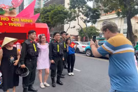 Du khách quốc tế ấn tượng với không khí đại lễ 30/4 tại Việt Nam: 'Một đất nước yên bình và hiếu khách'