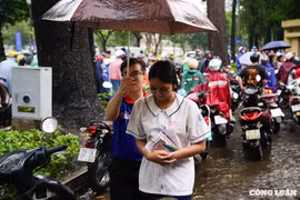 Áo xanh tình nguyện sôi nổi trong kỳ thi tốt nghiệp THPT ở TP HCM