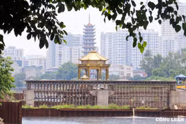 Sông Tô Lịch xuất hiện đập tràn “lạ mắt” sau hơn 4 tháng thi công