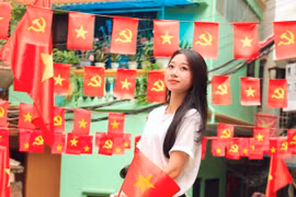 Giới trẻ Hà Thành ‘đổ xô’ chụp hình tại ngõ cờ hoa trước thềm đại lễ 30/4