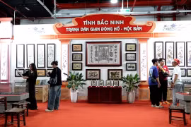 Tranh điệp Đông Hồ 'tỏa sáng' tại Triển lãm thành tựu đất nước