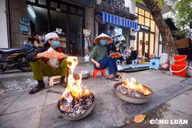 Tiễn ông Công, ông Táo về trời, nhiều tuyến đường Thủ đô 'rực lửa' vì đốt vàng mã