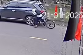 Đạp xe đi học chẳng may va vào ô tô đang đỗ, nam sinh Đà Nẵng có hành động siêu dễ thương