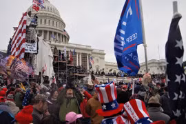 Hàng trăm đối tượng bạo loạn Điện Capitol được thả sau lệnh ân xá của ông Trump