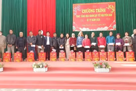 Tập đoàn Đèo Cả trao gần 500 phần quà Tết cho các gia đình có hoàn cảnh khó khăn