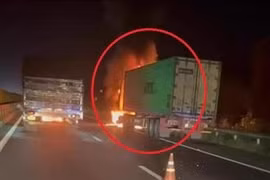 Xe container bốc cháy trên cao tốc TP. HCM - Dầu Giây ùn tắc dài 3km