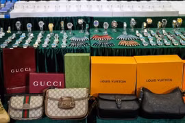 Hong Kong thu giữ hàng giả Gucci, Hermes trị giá 65 triệu HKD