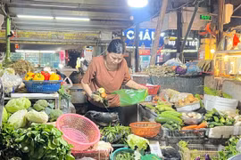 Hà Nội: Rau xanh đắt đỏ, người mua than giá cao ngang thịt lợn