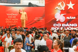 Biển người đổ về triển lãm 80 năm thành tựu, nhiều học sinh tranh thủ tham quan trước khai giảng