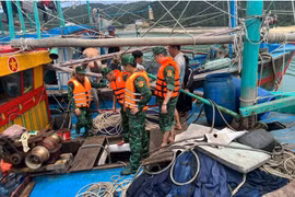 Bộ đội Biên phòng cứu thành công 4 ngư dân gặp nạn trên biển