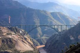 Khánh thành cầu đường sắt cao nhất thế giới ở 'điểm nóng' Kashmir