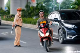 Ngày đầu phân làn đường Phạm Văn Đồng: Xe máy 'làm ngơ', ôtô vất vả né tránh