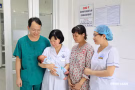 Hưng Yên: Ca phẫu thuật '2 trong 1' đón bé trai và cắt bỏ khối u 4kg
