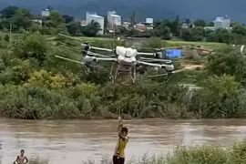 Gia Lai: Một nông dân dùng máy bay không người lái giải cứu 2 em nhỏ mắc kẹt giữa sông