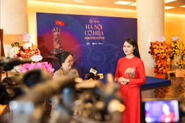 “Hà Nội cờ hoa” - điểm chạm vừa mới lạ xen lẫn thân quen của giọng hát Mai Hoa