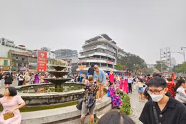 Bất chấp cảnh báo, người dân vẫn 'ùn ùn' check-in toà nhà Hàm Cá Mập trước khi tháo dỡ