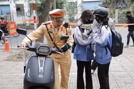 “Cổng trường an toàn giao thông” nâng cao ý thức của phụ huynh và học sinh