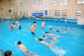 Học sinh toàn quốc sắp được học bơi trong trường