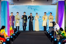 Hoa hậu Thanh Hà duyên dáng khi trình diễn áo dài, góp phần quảng bá hình ảnh người phụ nữ Việt Nam