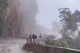 Lai Châu: Sạt lở đất tại tỉnh lộ 128 khiến giao thông bị chia cắt