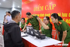 Người dân TP HCM đến ga Metro làm căn cước, định danh điện tử