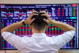 VN-Index giảm khi đạt mốc 1.700 điểm