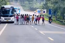 Kon Tum: Xác minh 14 người dàn hàng ngang trên quốc lộ để chụp hình