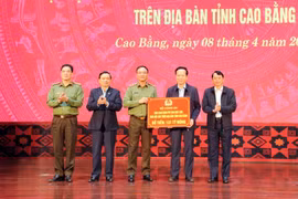 Bộ Công an trao 131 tỷ đồng hỗ trợ xóa nhà tạm, nhà dột nát tỉnh Cao Bằng