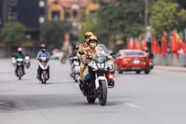 Cảnh sát dùng xe chuyên dụng dẫn đường, để xe taxi đưa nạn nhân đi cấp cứu kịp thời