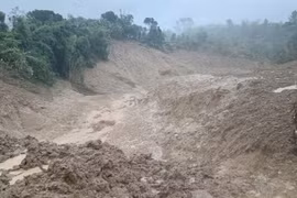 Quảng Ngãi: Sau tiếng nổ lớn trên núi, bùn đỏ tràn xuống khiến hơn 1.700 người dân bị cô lập