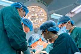 Nối lại ngón tay bị đứt lìa cho nam công nhân