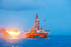 Giá xăng dầu hôm nay 14/6/2025: Giá dầu bật tăng hơn 8% sau cuộc không kích của Israel vào Iran