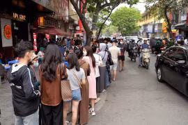 Giá vàng biến động mạnh, người dân vẫn xếp hàng dài chờ mua