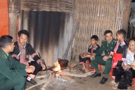 Đồn Biên phòng Sen Thượng (Điện Biên): Thực hiện “3 bám, 4 cùng” với người dân