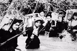 'Mở đường mà tiến', 'Sống bám cầu đường, chết kiên cường dũng cảm' - Khí phách Thanh niên xung phong