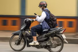 Sử dụng điện thoại khi tham gia giao thông: Thói quen xấu cần phải sớm xóa bỏ