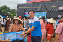 Nhân viên PVOIL dũng cảm cứu người trong nước lũ
