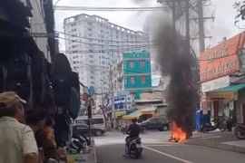 Xe máy điện cháy ngùn ngụt, chỉ còn lại khung sắt