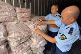 Lào Cai: Phát hiện 1,5 tấn chân gà đông lạnh không nhãn mác, xuất xứ