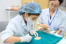 Chi tiền tỷ may áo blouse độc quyền cho sinh viên, Đại học Y Hà Nội gây sốt mạng xã hội
