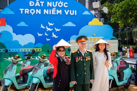 Thủ tướng dâng hương tri ân các Anh hùng liệt sĩ và thăm cựu tù tại Côn Đảo