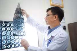 Bé trai bị cành cây rơi nứt sọ hồi phục kỳ diệu sau 67 ngày điều trị