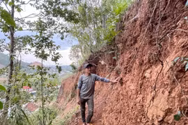 Gia Lai: Ngọn đồi xuất hiện nhiều vết nứt lớn, người dân thấp thỏm nỗi lo sạt lở
