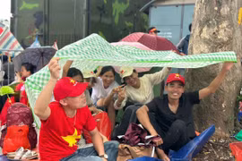 Hàng nghìn người dân 'ngủ vỉa hè', dù mưa vẫn quyết tâm không bỏ lỡ tổng duyệt A80