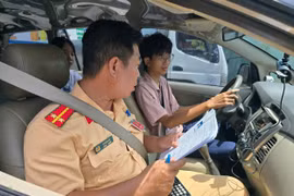 Người dân TP HCM hào hứng thi sát hạch GPLX sau hơn 2 tháng chờ đợi