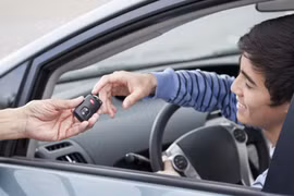 Có nên mua xe cho con tuổi teen?