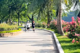 Công viên Thống Nhất hạ rào sắt, người dân phấn khởi tận hưởng không gian xanh