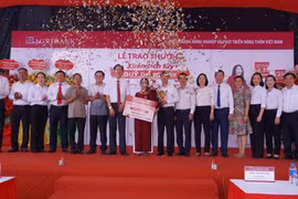 Agribank trao Giải Đặc biệt trị giá 01 tỷ đồng cho khách hàng trúng thưởng chương trình Tiết kiệm dự thưởng 'Xuân tích lũy - Quỹ đong đầy'